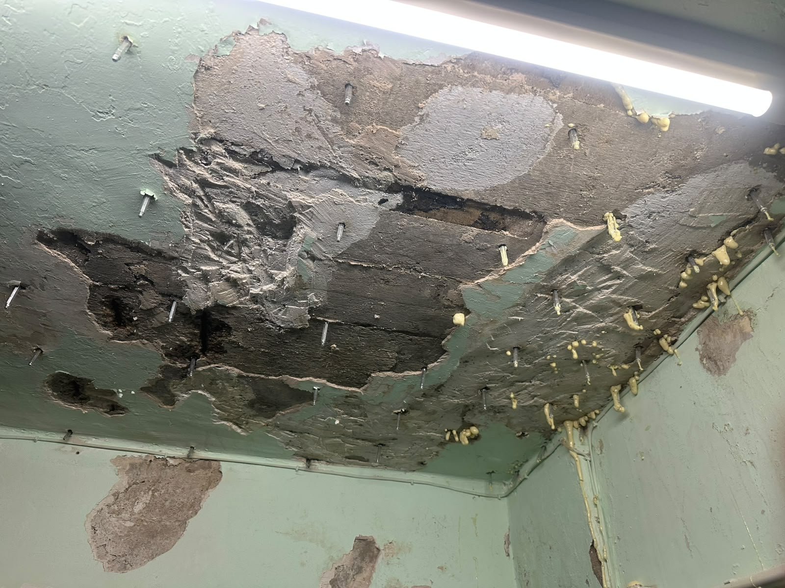 室內閣樓客廳天花因樓上漏水嚴重滲漏，進行快速止漏急救工程